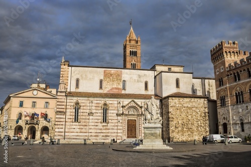 Obraz na płótnie grosseto, italy - 08.02.2024 - side view of san lorenzo and monumento a leopoldo II di lorena w salonie