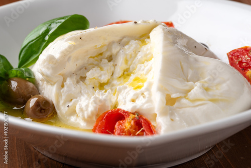 Tableau sur toile Burrata pugliese, tipico formaggio fresco italiano a base di latte vaccino, gast