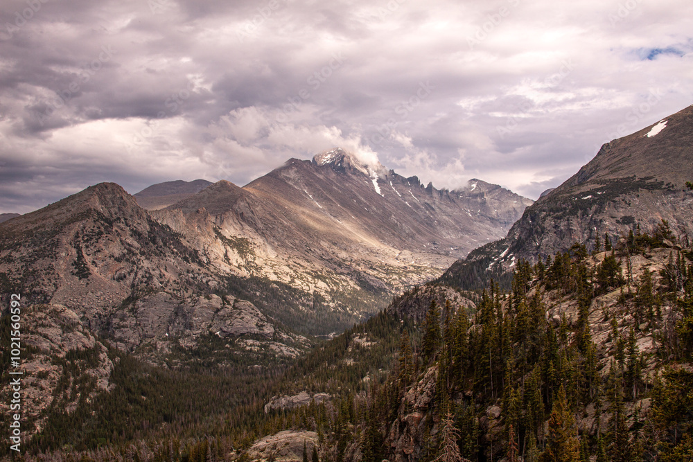 Fototapeta premium Colorado Mountains, Summer Clouds, RMNP