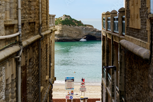 Ruelle donnant sur l'océan à Biarritz, plage du Miramar et roche percée