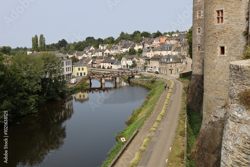 La rivière Oust dans la ville, aussi canal de Nantes à Brest dans Josselin, village de Josselin, département du Morbihan, Bretagne, France