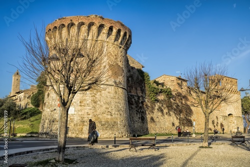 Obraz na płótnie san gimignano, italien - 07.02.2024 - stadtmauer mit turm und porta san giovanni w salonie