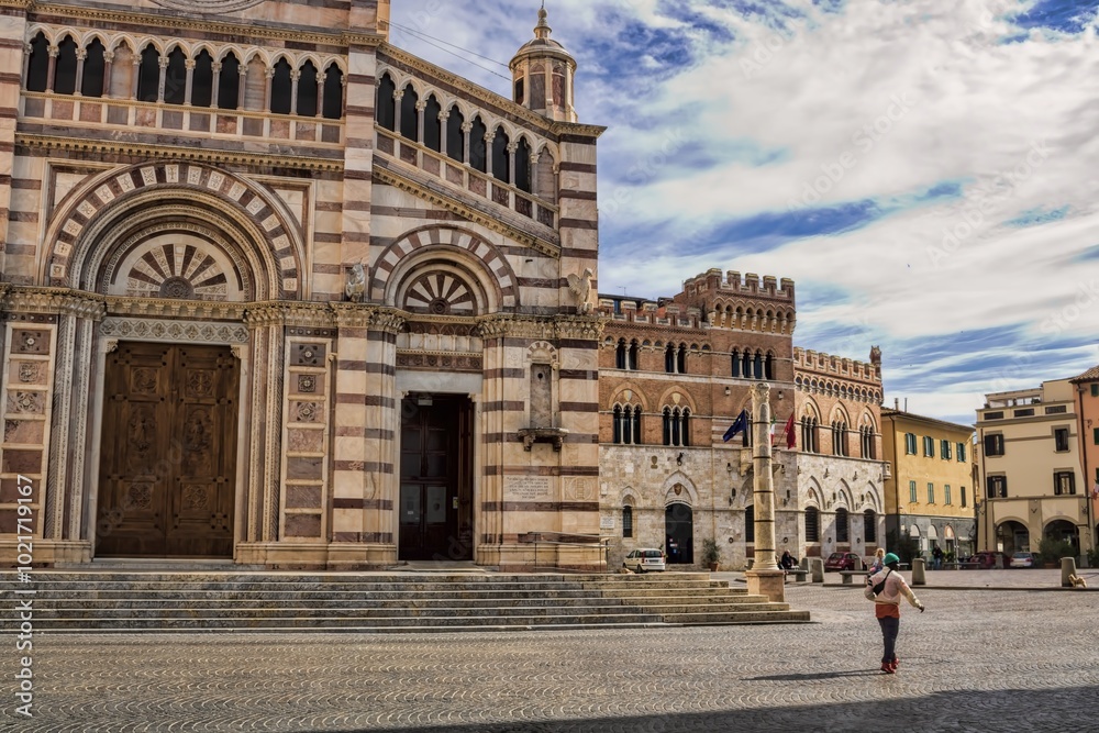 Grosseto, Italien - 8. Februar 2024 - Portale an der Kathedrale San Lorenzo und dem Palazzo Aldobrandeschi