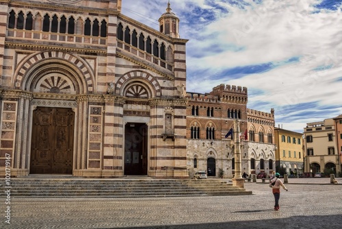 Obraz na płótnie Grosseto, Italien - 8. Februar 2024 - Portale an der Kathedrale San Lorenzo und dem Palazzo Aldobrandeschi w salonie
