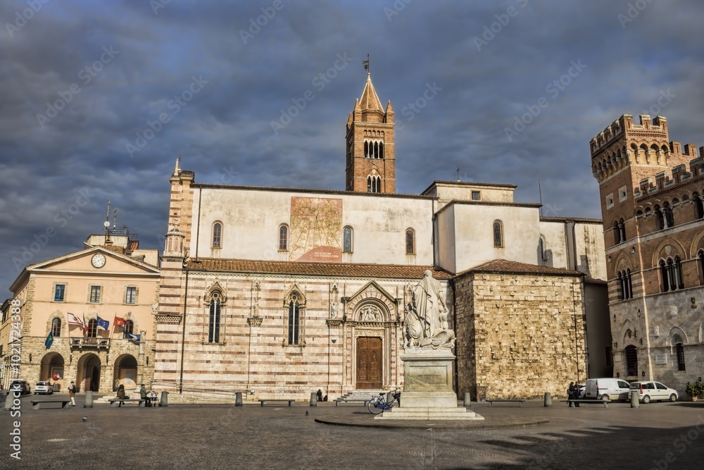 Grosseto, Italien - 08.02.2024 - Seitenansicht von San Lorenzo und Monumento a Leopold II di Lorena