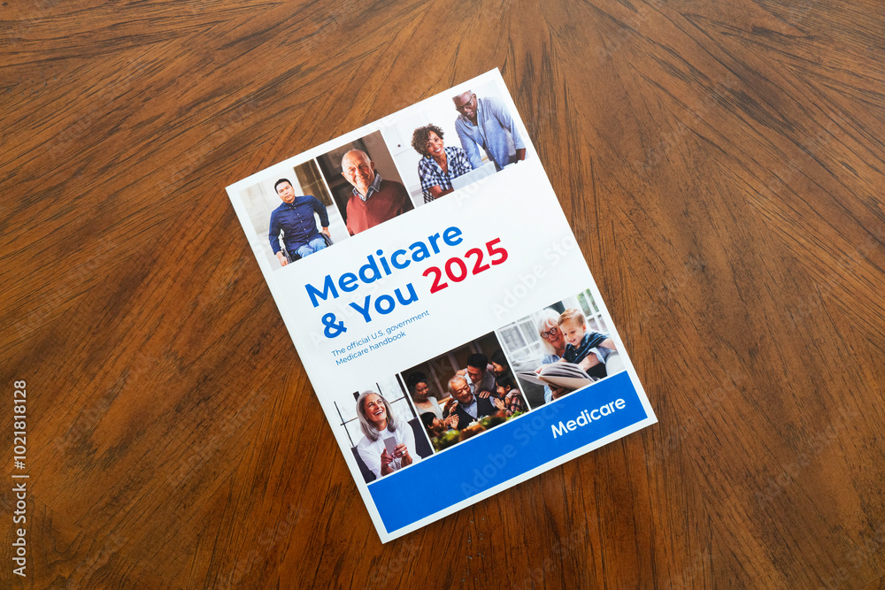 Φωτογραφία Lake Elsinore, CA, USA - October 9, 2025: The 2025 Medicare and You Annual Guidebook for Medicare recipients