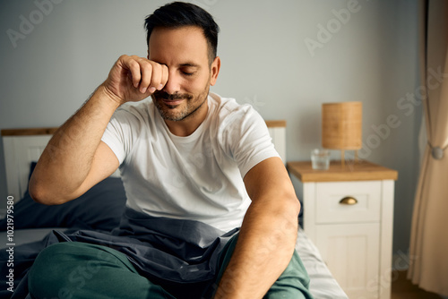 Foto Sleepy man struggling to wake up in morning. Copy space.