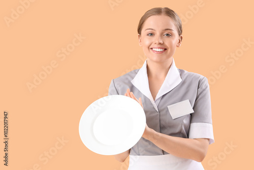 Young waitress with empty p...