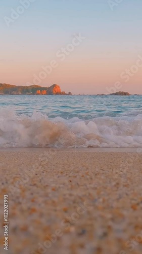 Olas en la playa en atardecer
