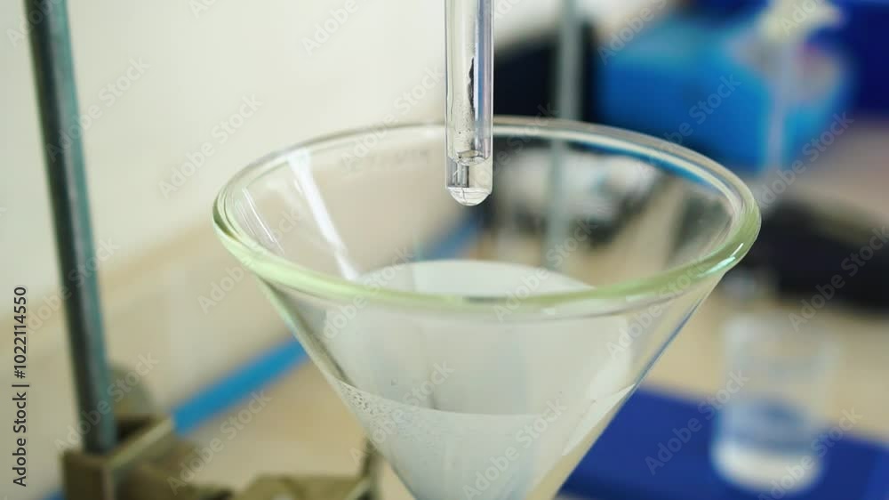 Gotero en vaso de precipitación en laboratorio 