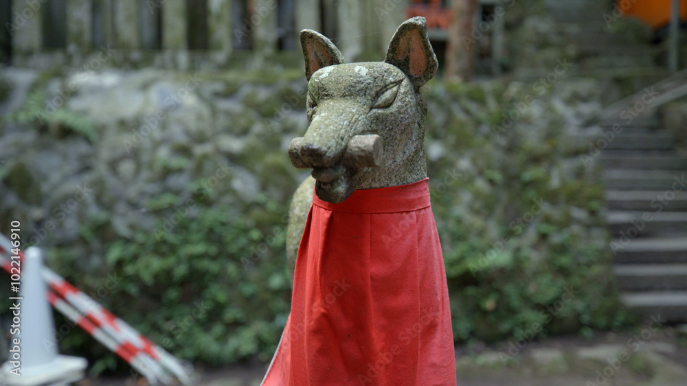 Naklejka premium Stone fox in Japanese culture area - close up