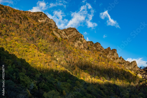 層雲峡_北海道上川町にある峡谷で、石狩川を挟み約24 kmの断崖絶壁に紅葉が続く