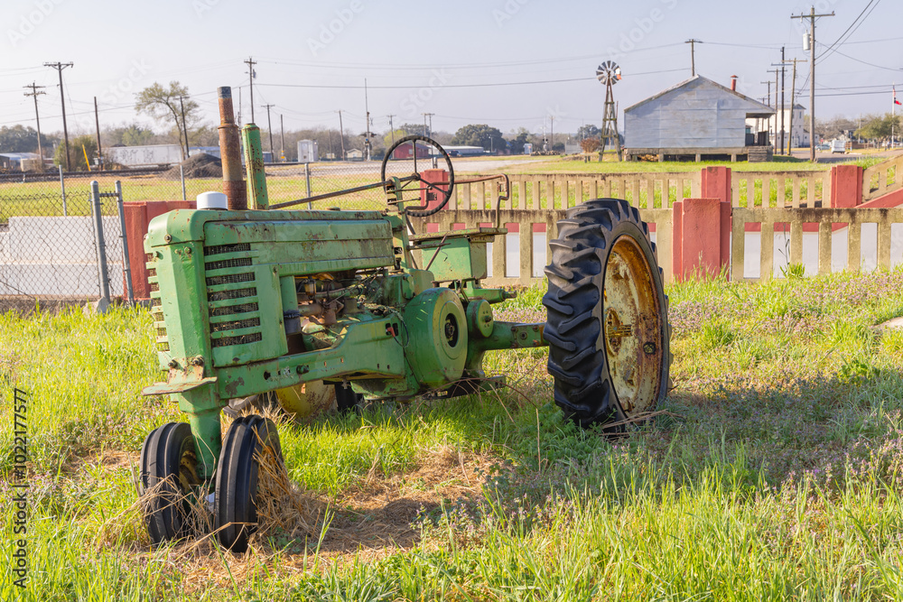 Obraz premium An old green tractor in rural Texas.