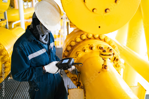 Inspectors inspect pipes in the petrochemical industry with ultrasonic instruments.