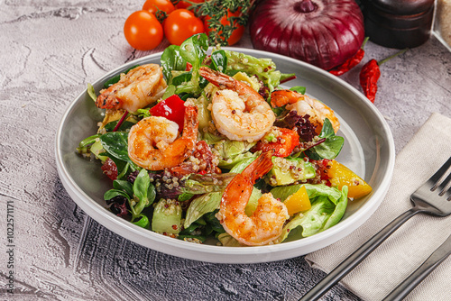 Salad with prawn and quinoa