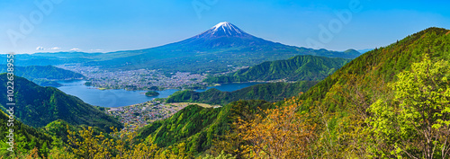 新道峠より河口湖越しに富士山を望む