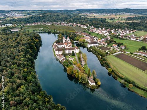 Luftbild von der ehemaligen Benediktinerabtei mit der Klosterkirche St. Maria und der Spitzkirche St. Magdalena auf der Rheininsel von Rheinau