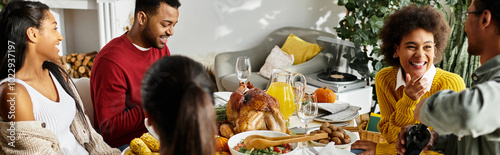 Foto A lively gathering of friends enjoying a Thanksgiving meal filled with joy and togetherness