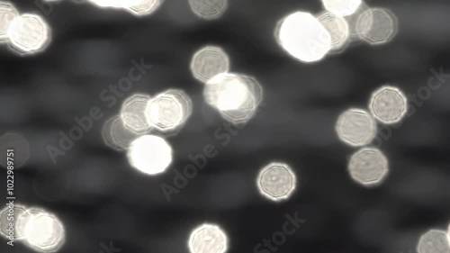 Halos de lumières reflétés sur de l'eau au ralenti