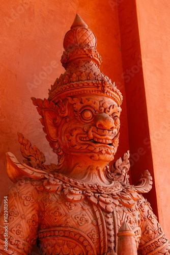 Demone buddista rosso terracotta thailandia photo