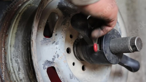 Wheel disk balancing on the machine