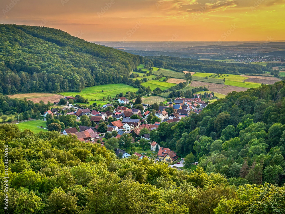 Naklejka premium Würgauer Hang (Oberfranken) bei Abenddämmerung