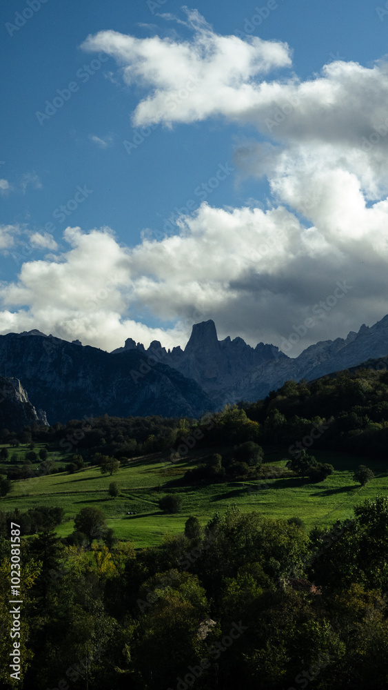 Fototapeta premium Naranjo de bulnes, Asturias, Pico Uriellu. Picos de europa