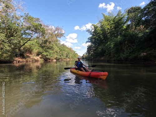 turista em caiaque em trilha aquática em nioaque, mato grosso do sul 