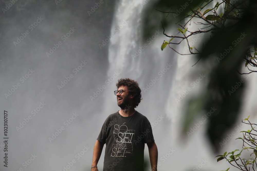 Obraz premium homem no parque municipal salto do sucuriú, costa rica, mato grosso do sul 