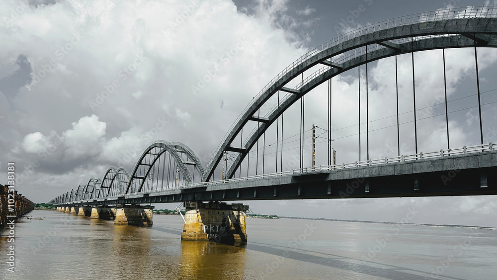 Obraz premium India's fourth longest road-cum-rail bridge, Godavari Arch Bridge, rajahmundry india.