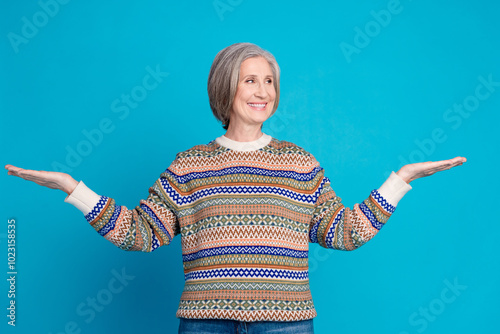 Billede på lærred Portrait of positive person with bob hairdo wear pullover arms presenting object
