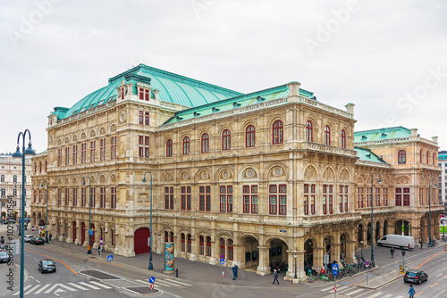 Photography vienna, austria - 17 oct 2019: building of state opera in fall season