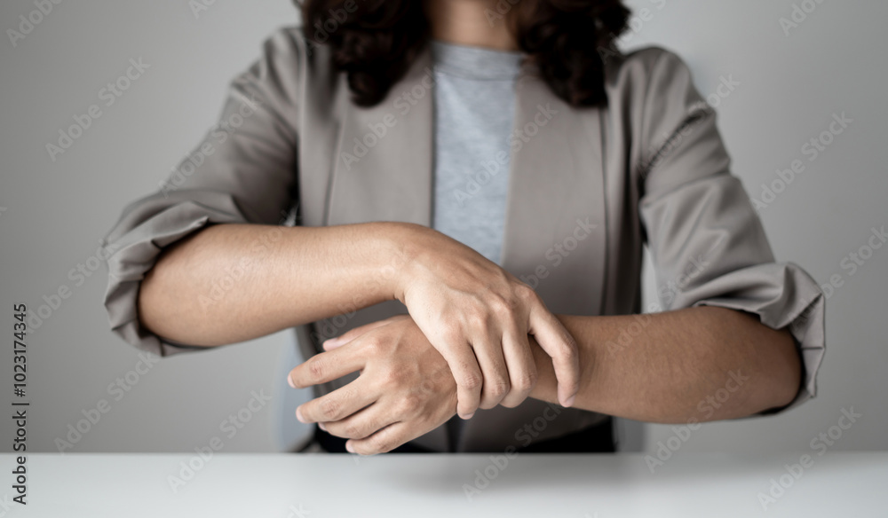 Obraz premium Woman hand with wrist pain numbness and pain in the palm of the hand has pain and tingling in the nerve endings This is a side effect of sitting and working for a long time on a laptop at the office