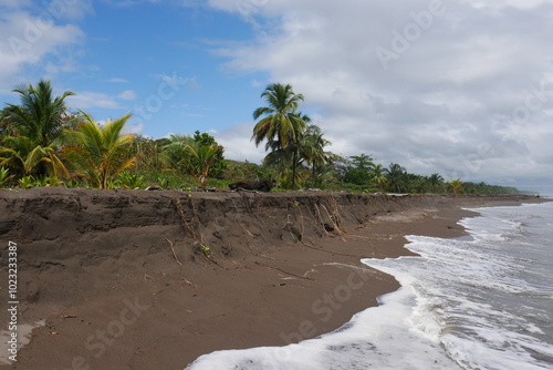 Erosion am Strand in Costa Rica photo