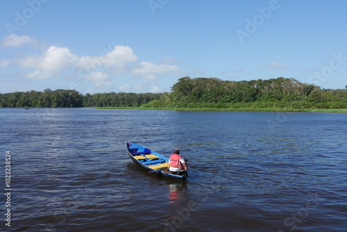 Fischerboot auf dem Wasser bei Tortuguero in Costa Rica