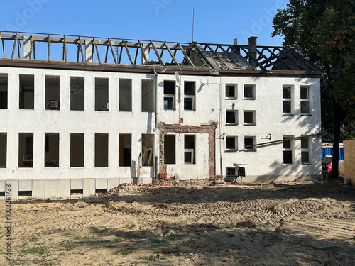 Demolition of an old building in the city