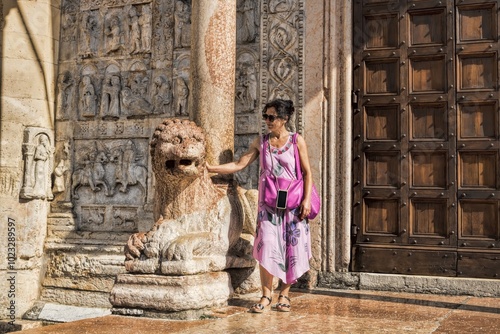 verona, italien - löwenfigur an der basilika san zeno maggioe