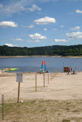 La plage nautique du barrage de Lavalette dans le département de la Haute-Loire photo