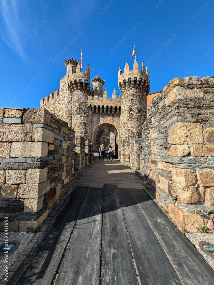 Entrada principal y puente levadizo del castillo templario Entrada principal y puente levadizo del castillo templario