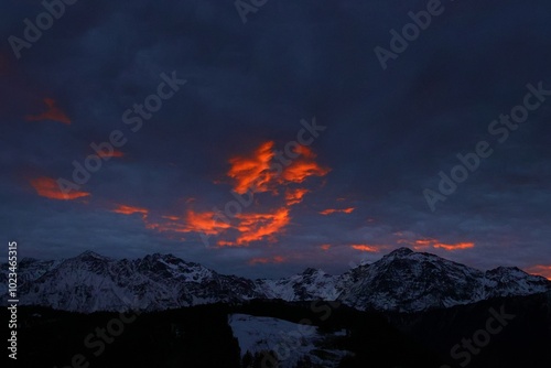 Fototapeta Naklejka Na Ścianę i Meble -  sunset in the mountains
