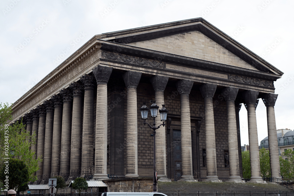 Fototapeta premium Vue frontale de la façade de l'église de la Madeleine à Paris en France