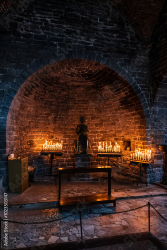 Schöne Kerzen in der Kirche Chiesa di San Pietro in der Nähe von La Spezia lädt zum beten und meditieren ein. photo