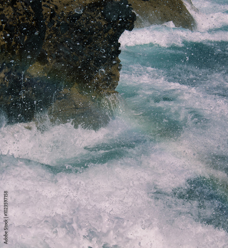 Fototapeta Naklejka Na Ścianę i Meble -  wave breaking on the rocks