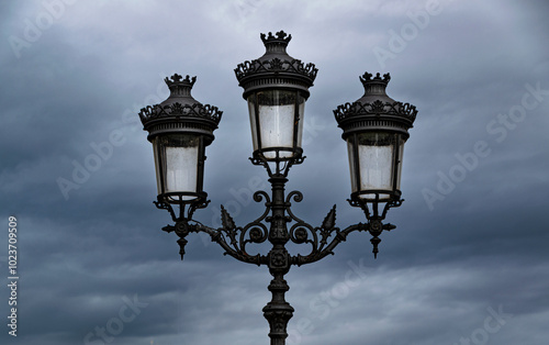 Photograph of a streetlight in the old area of ​​Girona