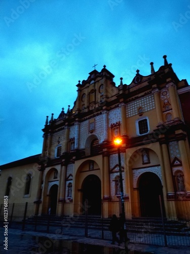 San cristobal de las casas chiapas por la noche, tomas nocturnas del centro, iglesia principal y calles de san cristobal de las casas en chiapas mexico photo