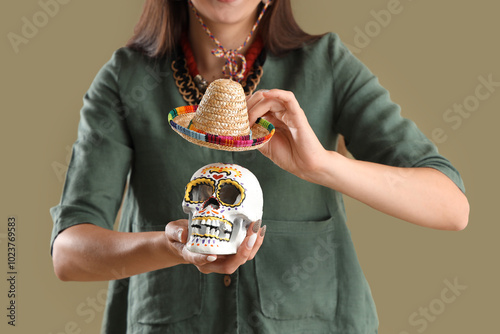 Beautiful woman holding pai...