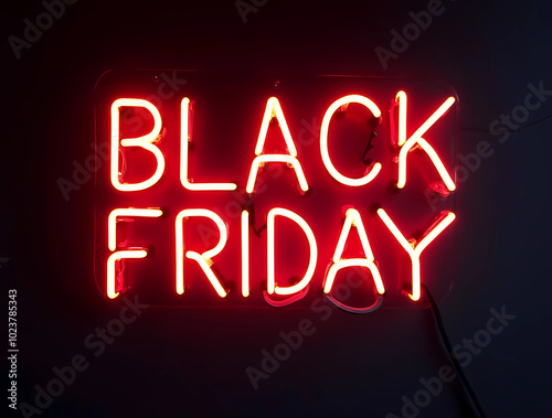 Neonlicht Schriftzug Black Friday auf dunklem Hintergrund