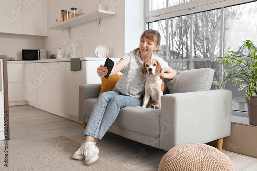 Young woman with cute beagl...