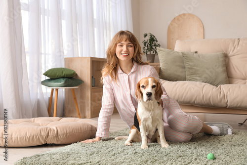 Young woman with cute beagl...