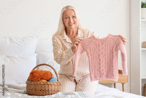 Mature woman with knitted c...
